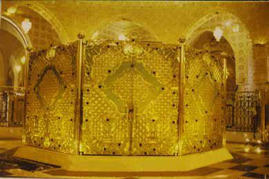 le moselé de ahmadou bambaFondée en 1887 par Cheikh Ahmadou Bamba, la ville de Touba connaîtra de 1887 à 1927 une certaine stagnation dans son développement, causée par les nombreux démêlés entre les